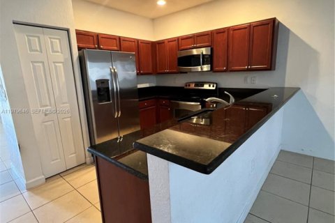 Снять в аренду таунхаус в Катлер-Бей, Флорида 3 спальни, 143.26м2, № 2046465 - фото 3