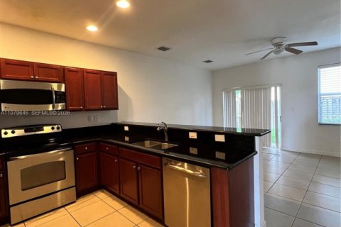 Снять в аренду таунхаус в Катлер-Бей, Флорида 3 спальни, 143.26м2, № 2046465 - фото 4