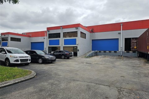 Propiedad comercial en venta en Doral, Florida № 1711541 - foto 1