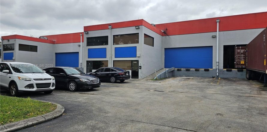 Propiedad comercial en Doral, Florida № 1711541