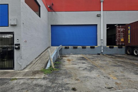 Propiedad comercial en venta en Doral, Florida № 1711541 - foto 2