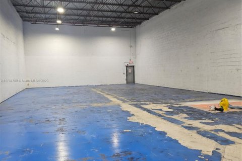 Propiedad comercial en venta en Doral, Florida № 1711541 - foto 4
