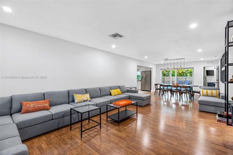 House in Dania Beach, Florida 4 bedrooms, 156.35 sq.m. № 1860322 - photo 3