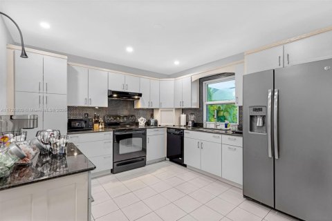House in Dania Beach, Florida 4 bedrooms, 156.35 sq.m. № 1860322 - photo 10