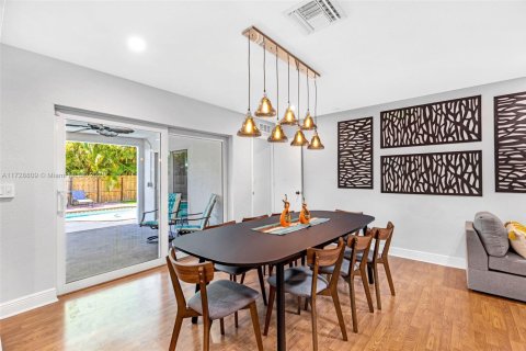 House in Dania Beach, Florida 4 bedrooms, 156.35 sq.m. № 1860322 - photo 7
