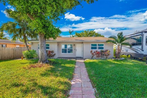 House in Dania Beach, Florida 4 bedrooms, 156.35 sq.m. № 1860322 - photo 2