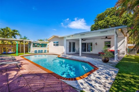 House in Dania Beach, Florida 4 bedrooms, 156.35 sq.m. № 1860322 - photo 1