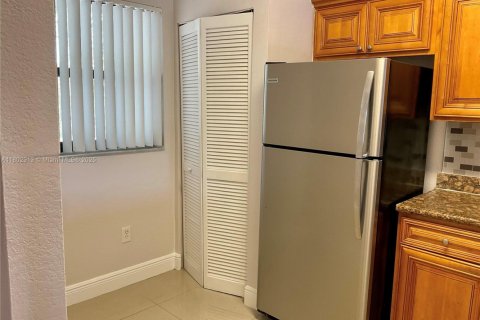 Copropriété à vendre à Sunrise, Floride: 2 chambres, 91.6 m2 № 1686211 - photo 12