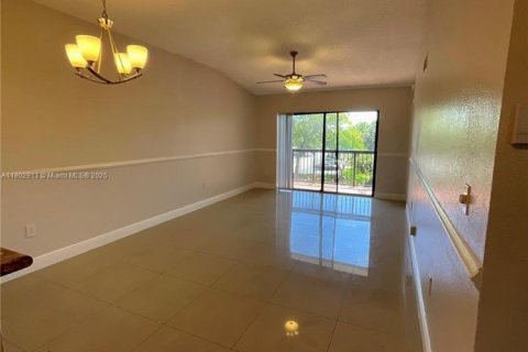 Copropriété à vendre à Sunrise, Floride: 2 chambres, 91.6 m2 № 1686211 - photo 15
