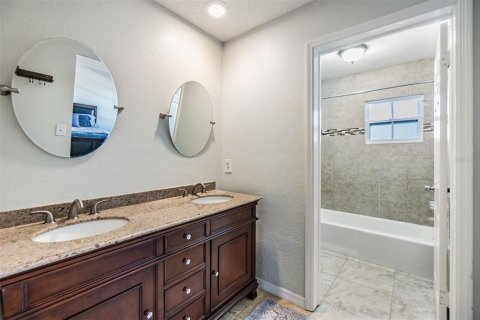 Condo in Belleair, Florida, 2 bedrooms  № 2217930 - photo 12