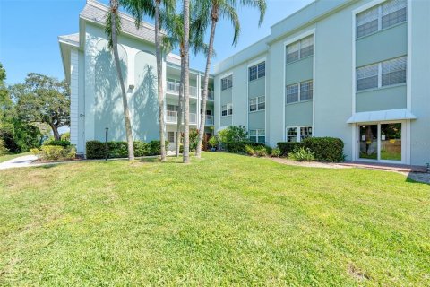 Condo in Belleair, Florida, 2 bedrooms  № 2217930 - photo 25