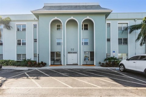 Condo in Belleair, Florida, 2 bedrooms  № 2217930 - photo 2