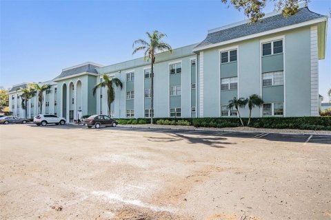 Condo in Belleair, Florida, 2 bedrooms  № 2217930 - photo 23