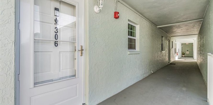 Condo in Belleair, Florida, 2 bedrooms  № 2217930
