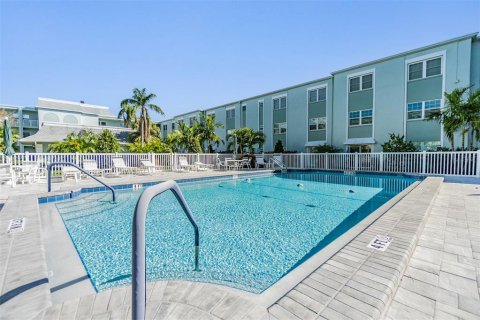 Condo in Belleair, Florida, 2 bedrooms  № 2217930 - photo 21