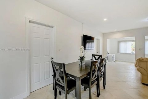 House in Fort Lauderdale, Florida 3 bedrooms, 118.91 sq.m. № 1847730 - photo 7