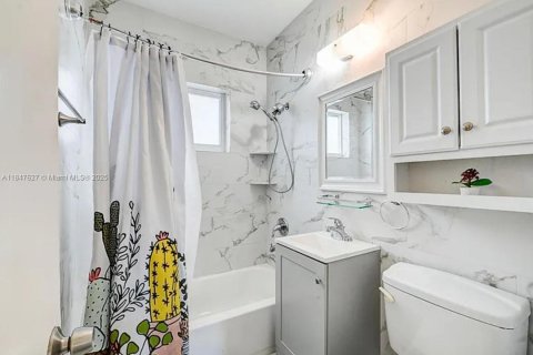 House in Fort Lauderdale, Florida 3 bedrooms, 118.91 sq.m. № 1847730 - photo 18