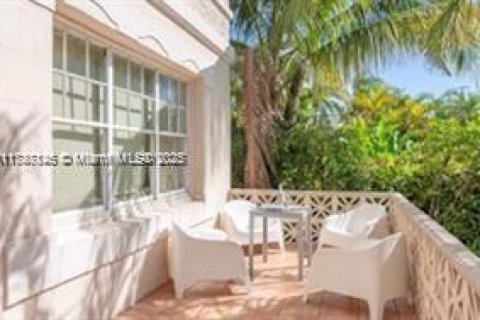 Estudio en el Condominio en Miami Beach, Florida  № 2079691