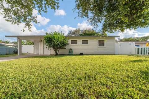 Villa ou maison à vendre à Cape Canaveral, Floride: 3 chambres, 117.06 m2 № 2430535 - photo 2