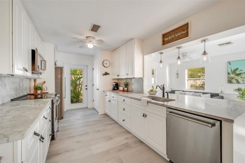 Villa ou maison à vendre à Cape Canaveral, Floride: 3 chambres, 117.06 m2 № 2430535 - photo 16