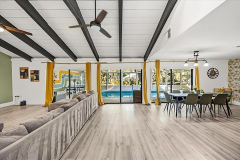 Casa en venta en Kissimmee, Florida, 6 dormitorios, 476.87 m2 № 2200635 - foto 4