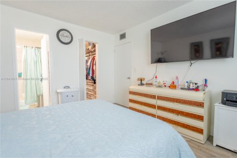 Condominio en venta en Hialeah, Florida, 2 dormitorios, 91.69 m2 № 1833914 - foto 9