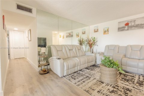 Condominio en venta en Hialeah, Florida, 2 dormitorios, 91.69 m2 № 1833914 - foto 30