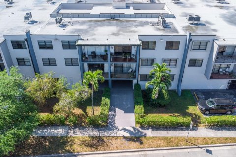 Condominio en venta en Hialeah, Florida, 2 dormitorios, 91.69 m2 № 1833914 - foto 26