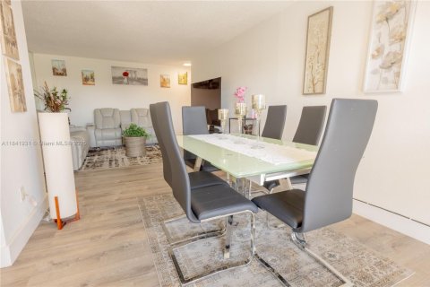 Condominio en venta en Hialeah, Florida, 2 dormitorios, 91.69 m2 № 1833914 - foto 22