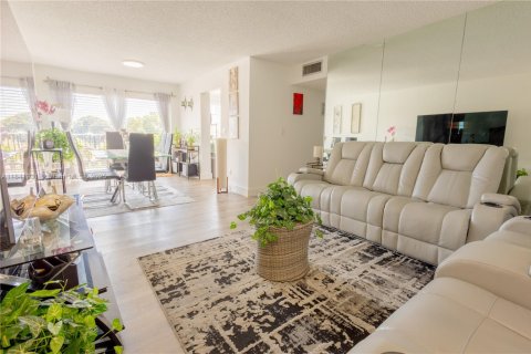 Condominio en venta en Hialeah, Florida, 2 dormitorios, 91.69 m2 № 1833914 - foto 23