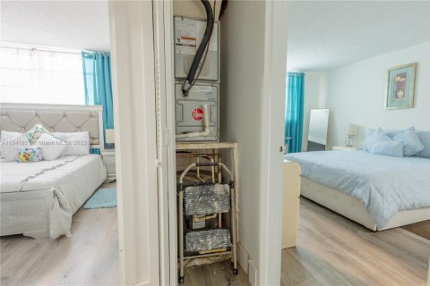 Condominio en venta en Hialeah, Florida, 2 dormitorios, 91.69 m2 № 1833914 - foto 11