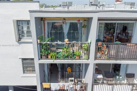 Condominio en venta en Hialeah, Florida, 2 dormitorios, 91.69 m2 № 1833914 - foto 1