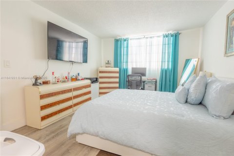 Condominio en venta en Hialeah, Florida, 2 dormitorios, 91.69 m2 № 1833914 - foto 8