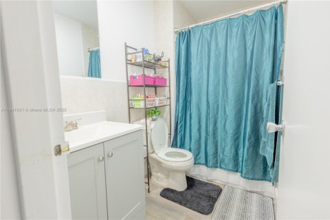 Condominio en venta en Hialeah, Florida, 2 dormitorios, 91.69 m2 № 1833914 - foto 15