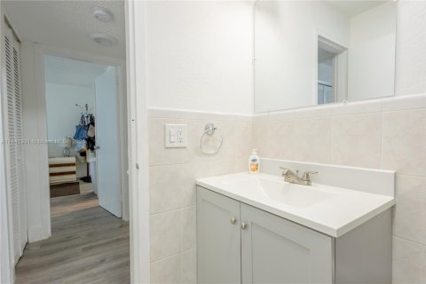 Condominio en venta en Hialeah, Florida, 2 dormitorios, 91.69 m2 № 1833914 - foto 16