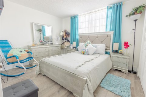 Condominio en venta en Hialeah, Florida, 2 dormitorios, 91.69 m2 № 1833914 - foto 13