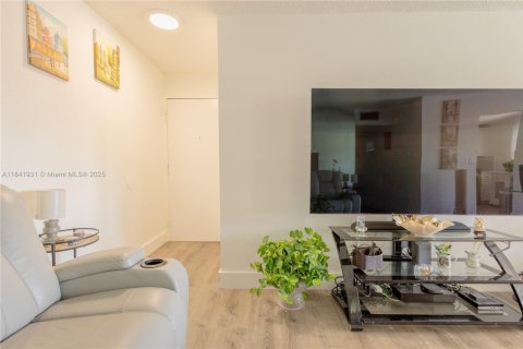 Condominio en venta en Hialeah, Florida, 2 dormitorios, 91.69 m2 № 1833914 - foto 24