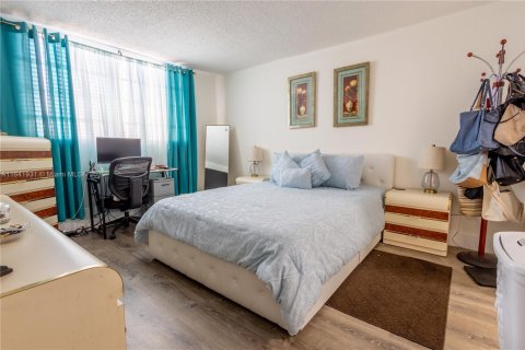 Condominio en venta en Hialeah, Florida, 2 dormitorios, 91.69 m2 № 1833914 - foto 28