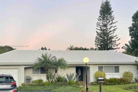 House in Pompano Beach, Florida 3 bedrooms, 204.38 sq.m. № 1857548 - photo 1