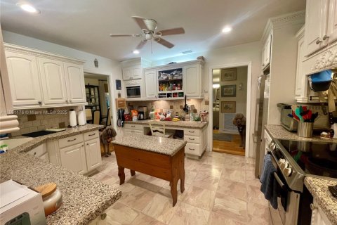 House in Pompano Beach, Florida 3 bedrooms, 204.38 sq.m. № 1857548 - photo 8