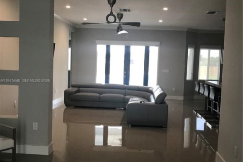 House in Homestead, Florida 5 bedrooms, 256.22 sq.m. № 2002703 - photo 6