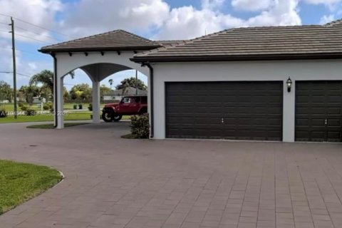 House in Homestead, Florida 5 bedrooms, 256.22 sq.m. № 2002703