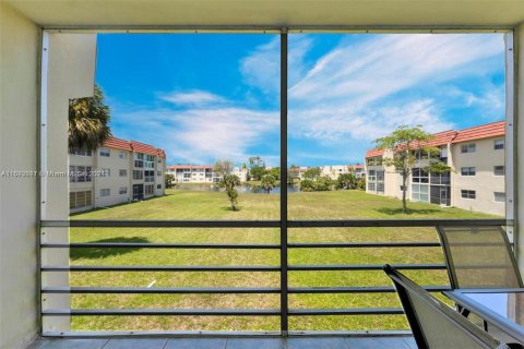 Condo in Sunrise, Florida, 2 bedrooms  № 1440127 - photo 1