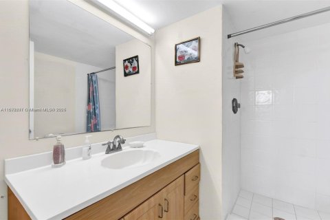 Condo in Sunrise, Florida, 2 bedrooms  № 1440127 - photo 11