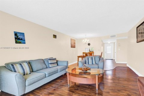 Condo in Sunrise, Florida, 2 bedrooms  № 1440127 - photo 12