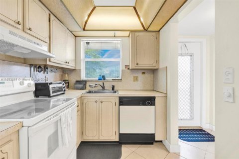 Condo in Sunrise, Florida, 2 bedrooms  № 1440127 - photo 16