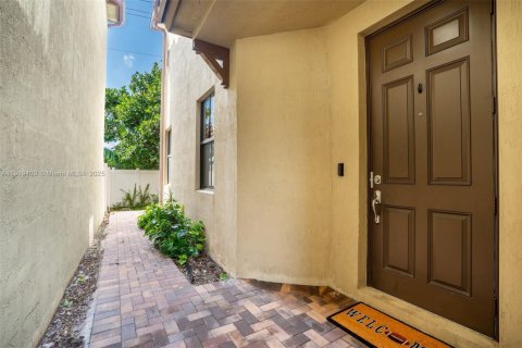 House in Tamarac, Florida 4 bedrooms, 178.19 sq.m. № 1976343 - photo 4