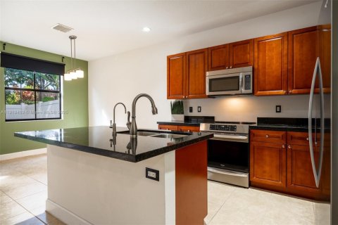 House in Tamarac, Florida 4 bedrooms, 178.19 sq.m. № 1976343 - photo 11