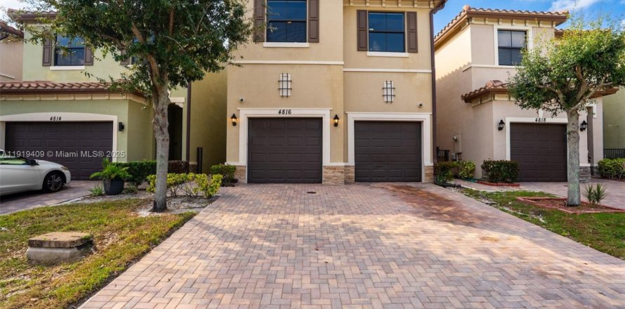 House in Tamarac, Florida 4 bedrooms, 178.19 sq.m. № 1976343