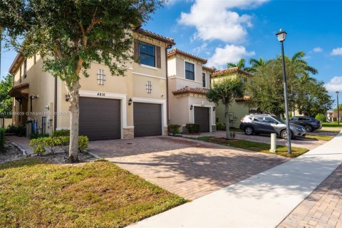 House in Tamarac, Florida 4 bedrooms, 178.19 sq.m. № 1976343 - photo 3